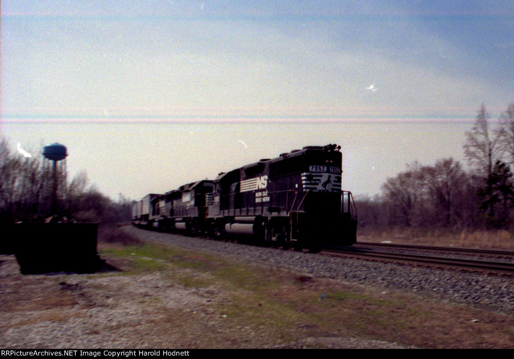 NS 7052 leads an intermodal train northbound